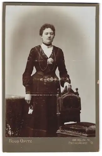 Fotografie Hugo Opitz, Berlin N., Franseckistrasse 13, Junge Frau in tailliertem Kleid