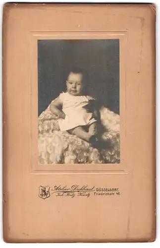 Fotografie Atelier Dickhaut, Düsseldorf, Friedrichstrasse 46, Lächelndes Baby auf Fell