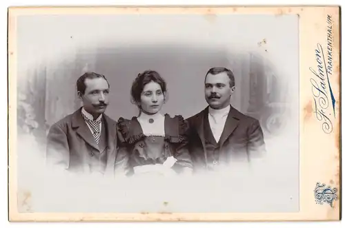 Fotografie F. Salmen, Frankenthal /Pf., Zwei junge Männer und junge Dame mit Brosche