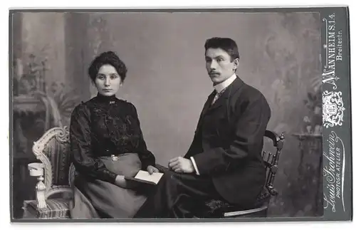Fotografie Louis Frohwein, Mannheim, S.1.4., Breitestrasse, Sitzendes junges Paar