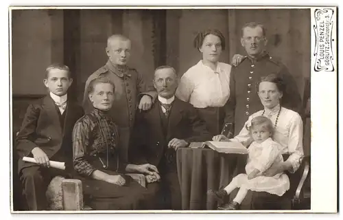 Fotografie Louis Penzel, Görlitz, Schützenstrasse 3, Zwei Soldaten mit Familie