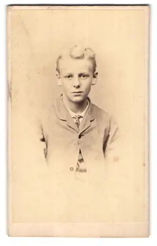 Fotografie unbekannter Fotograf und Ort, Junger Mann im Anzug mit Krawatte