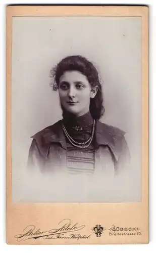 Fotografie Herm. Westphal, Lübeck, Breitestr. 53, Junge Dame mit Kragenbrosche und Halskette