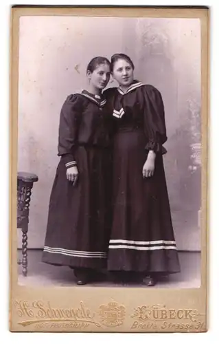 Fotografie Herm. Schwegerle, Lübeck, Breite Str. 31, Zwei junge Damen in Kleidern