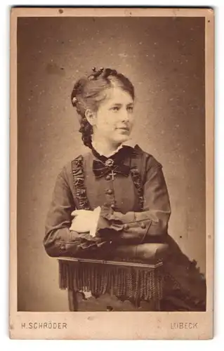 Fotografie H. Schröder, Lübeck, Beckergrube 150, Junge Dame im Kleid mit Kragenbrosche und Kreuzkette