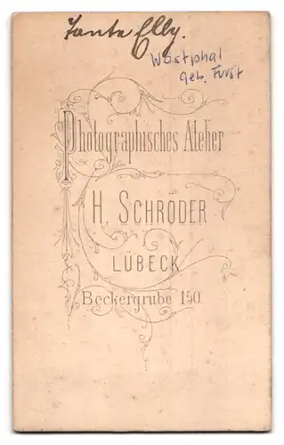 Fotografie H. Schröder, Lübeck, Beckergrube 150, Junge Dame im Kleid mit Kragenbrosche und Kreuzkette