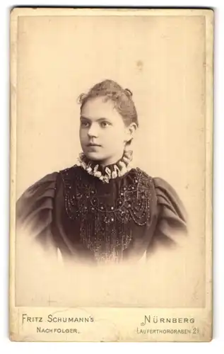Fotografie Fritz Schumann`s Nachfolger, Nürnberg, Laufertorgraben 21, Junge Dame im bestickten Kleid