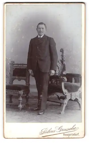 Fotografie Julius Grusche, Neugersdorf i /Sachs., Junger Herr im Anzug mit Krawatte