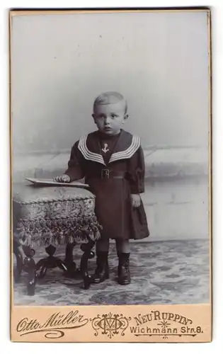 Fotografie Otto Müller, Neuruppin, Wichmann Str. 8, Kleiner Junge im Matrosenkleid