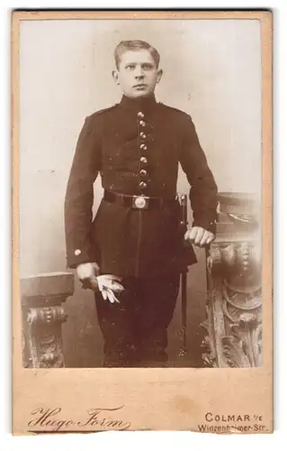 Fotografie Hugo Form, Colmar i /E., Winzenheimer-Str., Soldat in Uniform mit Handschuhen