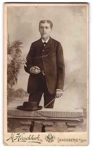 Fotografie M. Hirschbeck, Landsberg a. Lech, Junger Herr im Anzug mit Zigarre
