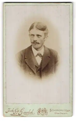 Fotografie Joh. Gg. Gmelch, Schongau a. Lech /Oberbayern, Junger Herr im Anzug mit Moustache