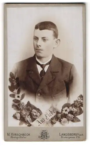 Fotografie M. Hirschbeck, Landsberg a. Lech, Brudergasse 216, Junger Herr im Anzug mit Krawatte