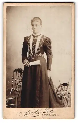 Fotografie M. Hirschbeck, Landsberg a. Lech, Junge Dame im hübschen Kleid mit Fächer