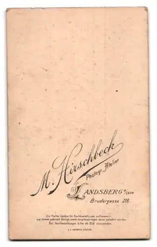 Fotografie M. Hirschbeck, Landsberg a. Lech, Brudergasse 216, Junge Dame im Kleid mit Kragenbrosche