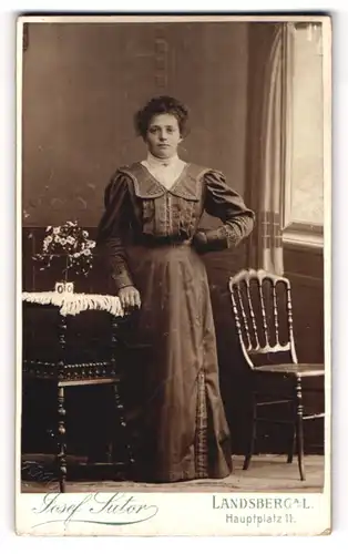 Fotografie Josef Sutor, Landsberg a. L., Hauptplatz 11, Junge Dame im modischen Kleid