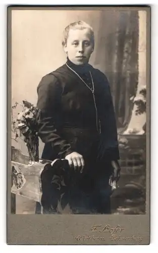 Fotografie F. Hofer, Weilheim, Junge Dame im schwarzen Kleid