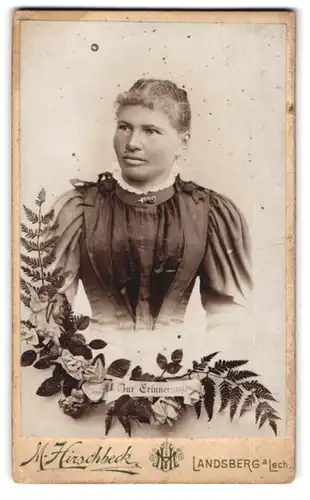 Fotografie M. Hirschbeck, Landsberg a. Lech, Junge Dame im Kleid mit Kragenbrosche