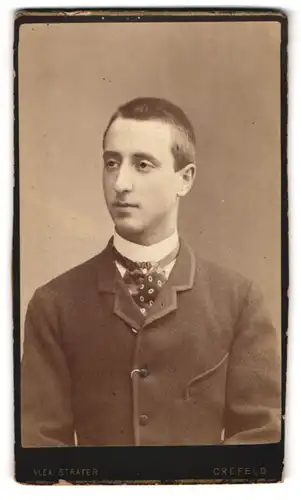 Fotografie Alex. Strater, Krefeld, Ostwall 152, Junger Herr im Anzug mit Krawatte