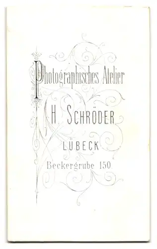 Fotografie H. Schröder, Lübeck, Junger Herr im Anzug mit Vollbart