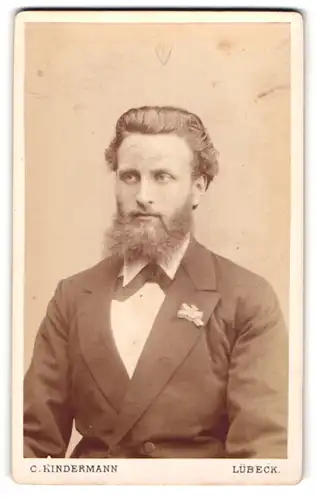 Fotografie C. Kindermann, Lübeck, Elegant gekleideter Herr mit Vollbart