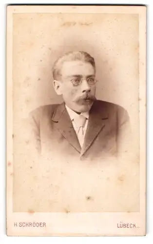 Fotografie H. Schröder, Lübeck, Beckergrube 150, Bürgerlicher Herr mit Zwicker und The Zappa