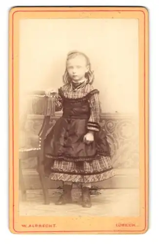 Fotografie W. Albrecht, Lübeck, Obere Aegidienstr. 681, Hübsches Mädchen im karierten Kleid