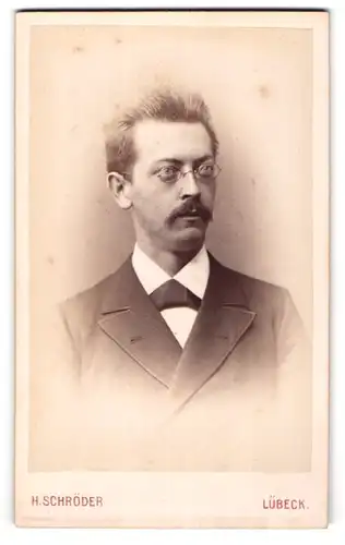 Fotografie H. Schröder, Lübeck, Beckergrube 150, Elegant gekleideter Herr mit Brille und Walross