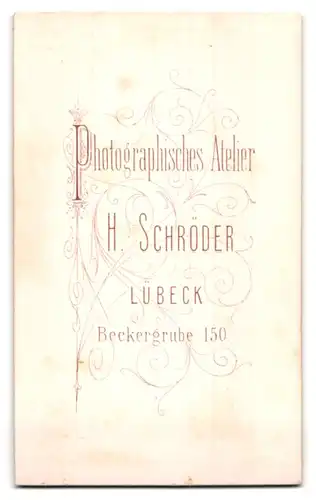 Fotografie H. Schröder, Lübeck, Beckergrube 150, Elegant gekleideter Herr mit Brille und Walross