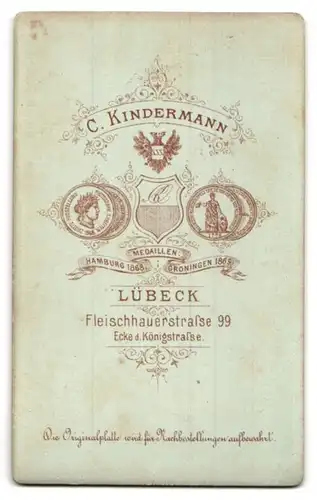 Fotografie C. Kindermann, Lübeck, Fleischhauerstr. 99 Ecke d. Königstr., Junger Herr im Anzug mit Fliege