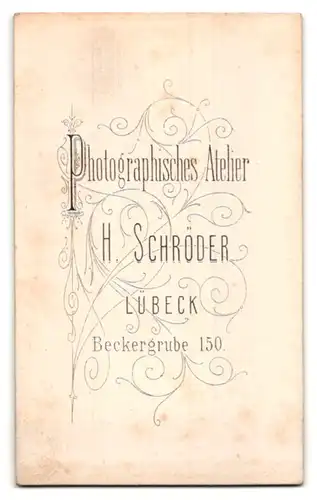 Fotografie H. Schröder, Lübeck, Beckergrube 150, Modisch gekleideter Herr mit Schnauzbart