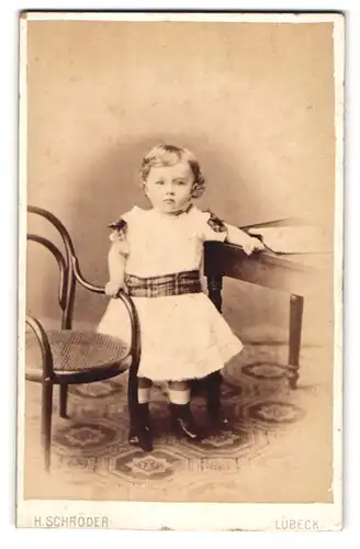 Fotografie H. Schröder, Lübeck, Beckergrube 150, Kleines Mädchen im weissen Kleid