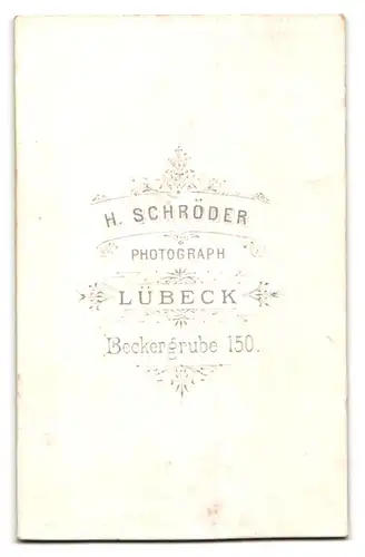 Fotografie H. Schröder, Lübeck, Beckergrube 150, Kleines Mädchen im weissen Kleid