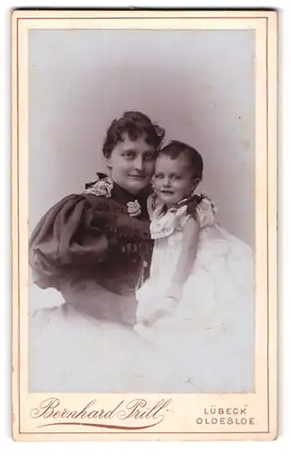 Fotografie Bernhard Prill, Lübeck, Breitestr. 97, Hermandine Brandt im Kleid mit Kind