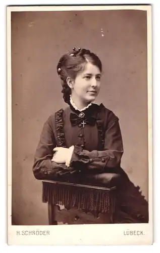Fotografie H. Schröder, Lübeck, Beckergrube 150, Junge Dame im Kleid mit Kreuzkette