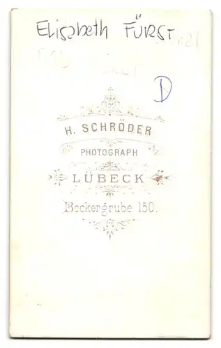 Fotografie H. Schröder, Lübeck, Beckergrube 150, Junge Dame im Kleid mit Kreuzkette