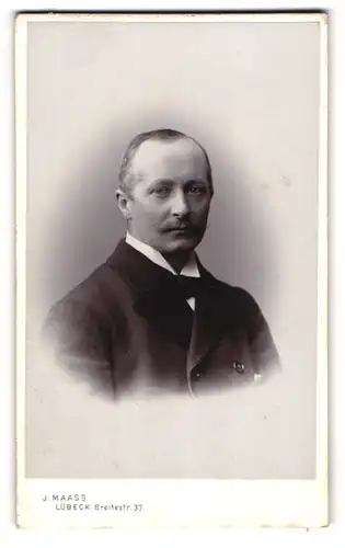 Fotografie J. Maass, Lübeck, Breitestr. 37, Elegant gekleideter Herr mit Moustache