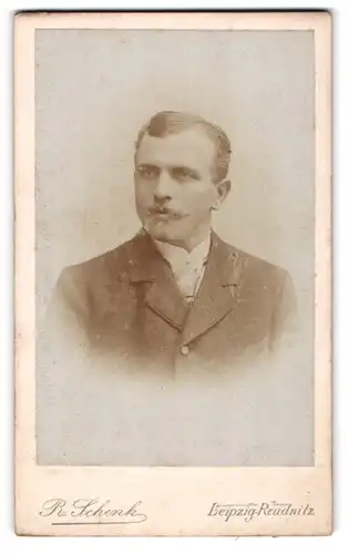 Fotografie R. Schenk, Leipzig-Reudnitz, Würznerstr. 7, Junger Herr im Anzug mit Moustache