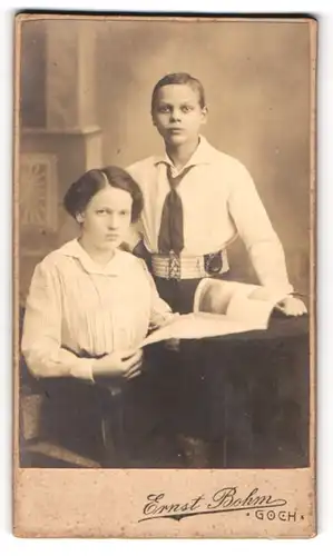 Fotografie Ernst Bohm, Goch, Junger Herr und Junge Dame in modischer Kleidung mit Heft