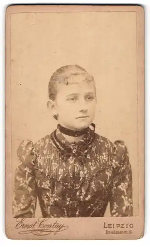 Fotografie Ernst Contag, Leipzig, Dresdenerstr. 16, Junge Dame mit zurückgebundenem Haar