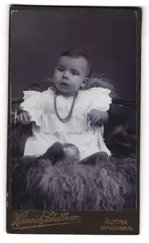 Fotografie Heinrich Schellhorn, Hamburg-Altorna, Gr. Roosenstr. 73, Süsses Kleinkind im Kleid mit Halskette