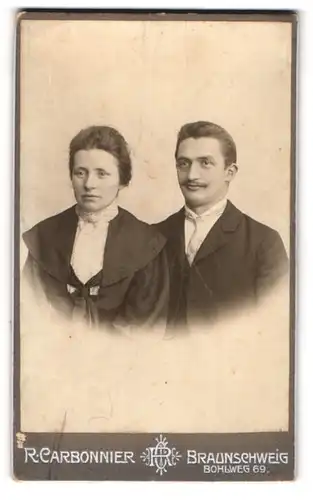 Fotografie R. Carbonnier, Braunschweig, Bohlweg 69, Richard und Anna Pöhl in eleganter Kleidung