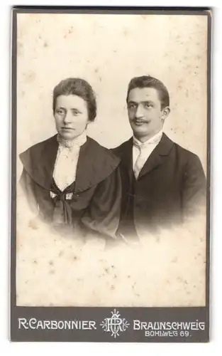 Fotografie R. Carbonnier, Braunschweig, Bohlweg 69, Richard und Anna Pöhl in eleganter Kleidung