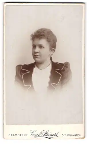 Fotografie Carl Steinert, Helmstedt, Schützenwall 31, Junge Dame in modischer Kleidung