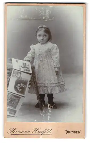 Fotografie Hermann Herzfeld, Dresden, Kleines Mädchen im Kleid mit Bilderbuch