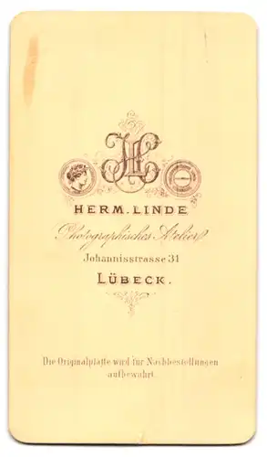 Fotografie Herm. Linde, Lübeck, Johannisstr. 31, Elegant gekleideter Her mit Zwirbelbart