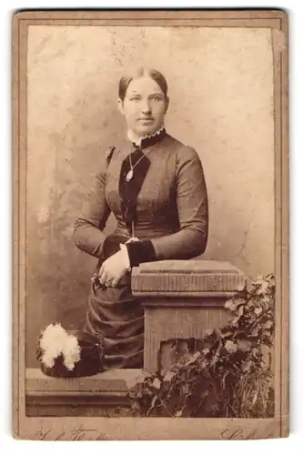 Fotografie Jul. Thiele, Lübeck, Gr. Burgstr. 615, Junge Dame im modischen Kleid mit Halskette