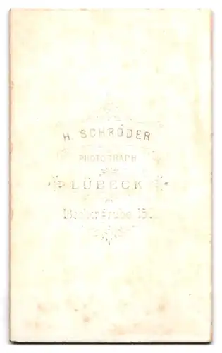 Fotografie H. Schröder, Lübeck, Beckergrube 150, Junger Herr im Anzug mit Fliege