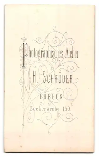 Fotografie H. Schröder, Lübeck, Beckergrube 150, Älteres Paar in hübscher Kleidung