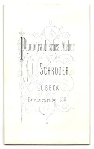 Fotografie H. Schröder, Lübeck, Beckergrube 150, Junger Herr im Anzug mit Fliege